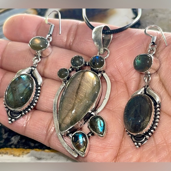 Labradorite Pendant & Earrings Set - Picture 5 of 13